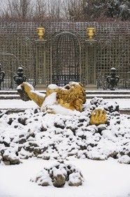 France, Yvelines (78), parc du château de Versailles sous la neige, classé Patrimoine Mondial de l'UNESCO, le Bosquet de l'Encelade oeuvre de Marsy