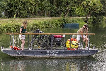 France, Deux-Sèvres (79), le Marais Poitevin, la Venise Verte, Magné, randonnée à bicyclette, passage de la Sèvre Niortaise à sur un des bateaux à chaines en libre accès