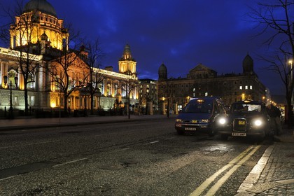 Royaume-Uni, Irlande du Nord, Belfast, black taxi devant le City Hall (hotel de ville) sur Donegall square