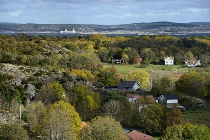 Suède, Västra Götaland, Iles Koster, ferry en provenance de Stromstad au large de l'Ile vue du rocher de Valfjäll, la côte du continent en arrière plan