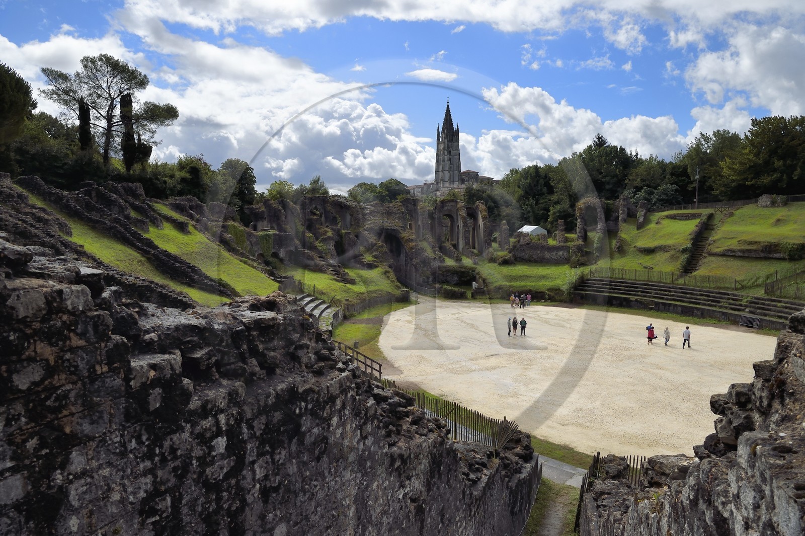 France, Charente-Maritime (17),  Saintonge, Saintes, amphithéâtre gallo-romain appelé localement les Arènes de Saintes, sa construction commence sous le règne de Tibère et s'achève sous le règne de Claude, vers 40 après JC, 127 mètres de long sur 102 de large, il pouvait accueillir près de 15 000 spectateurs, la basilique Saint-Eutrope en arrière plan