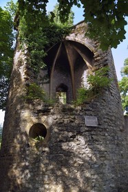 France, Moselle (57), Metz, circuit des remparts le long de la Moselle et de la Seille, ruine de la tour des Esprits proche du Pont des Grilles