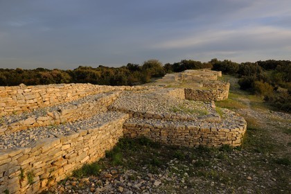France, Hérault (34), près de Lunel, Oppidum d'Ambrussum ancien oppidum gaulois situé sur la Voie Domitienne (Via Domitia), enceinte du IIIe siècle av. J.-C. dégagée sur 650 mètres et flanquée de vingt-cinq tours