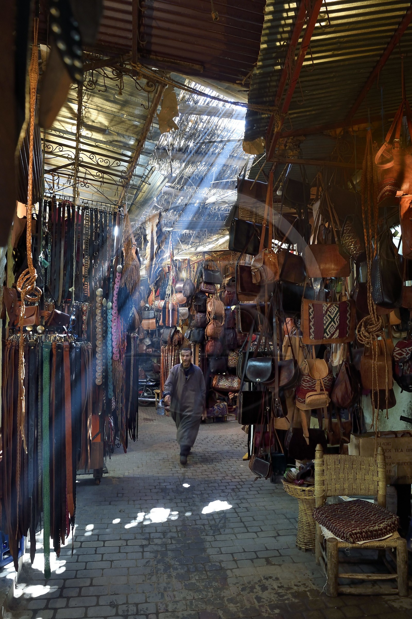 Maroc, Haut-Atlas, Marrakech, ville impériale, Médina classée Patrimoine Mondial de l'UNESCO, boutiques dans le souk du cuir