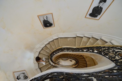 France, Alpes-Maritimes (06), Cannes, la villa La Californie où vécu Pablo Picasso, aujourd'hui renommé le Pavillon de Flore par Marina Picasso, photos des grands parents de Pablo Picasso dans le grand escalier