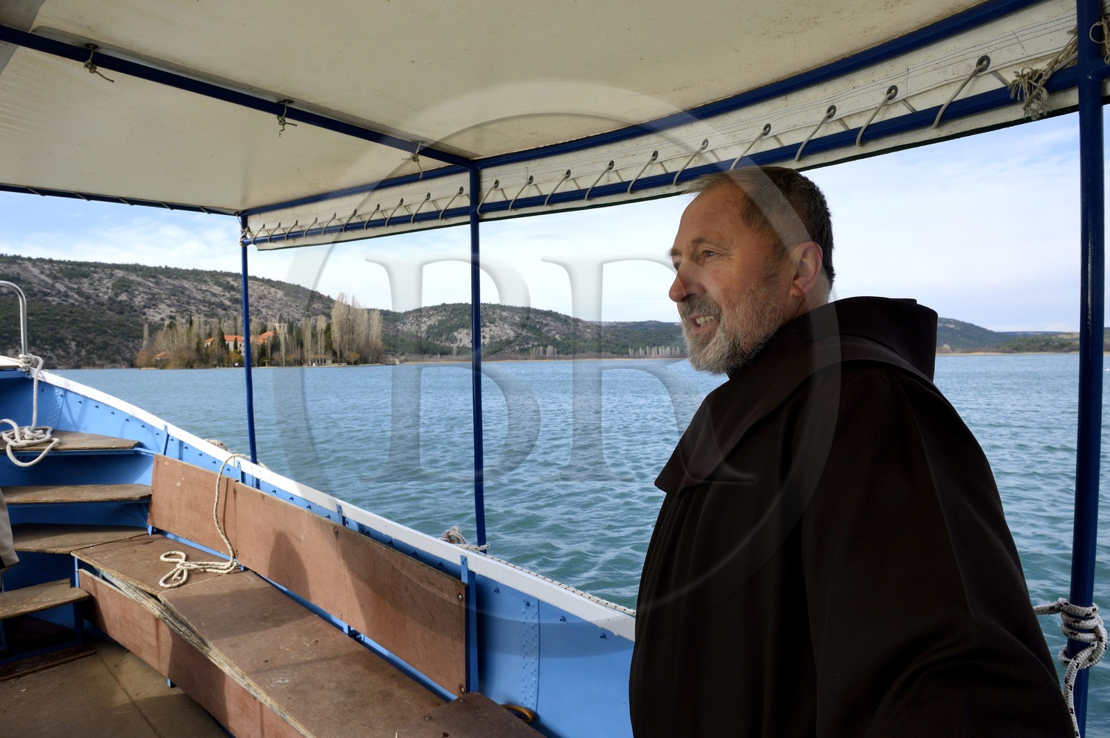 Croatie, Dalmatie, Parc national de Krka où la rivière Krka devient le lac de Visovac, monastère franciscain de l’îlot Visovac, Frère Stojan