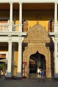 Nicaragua, Granada, maisons coloniales sur la Plaza de la Independencia, le batiment de la Fondation Casa de los Tres Mundos est appelé Casa de los Leones (Maison des Lions) car il ya deux lions de pierre sur le portail