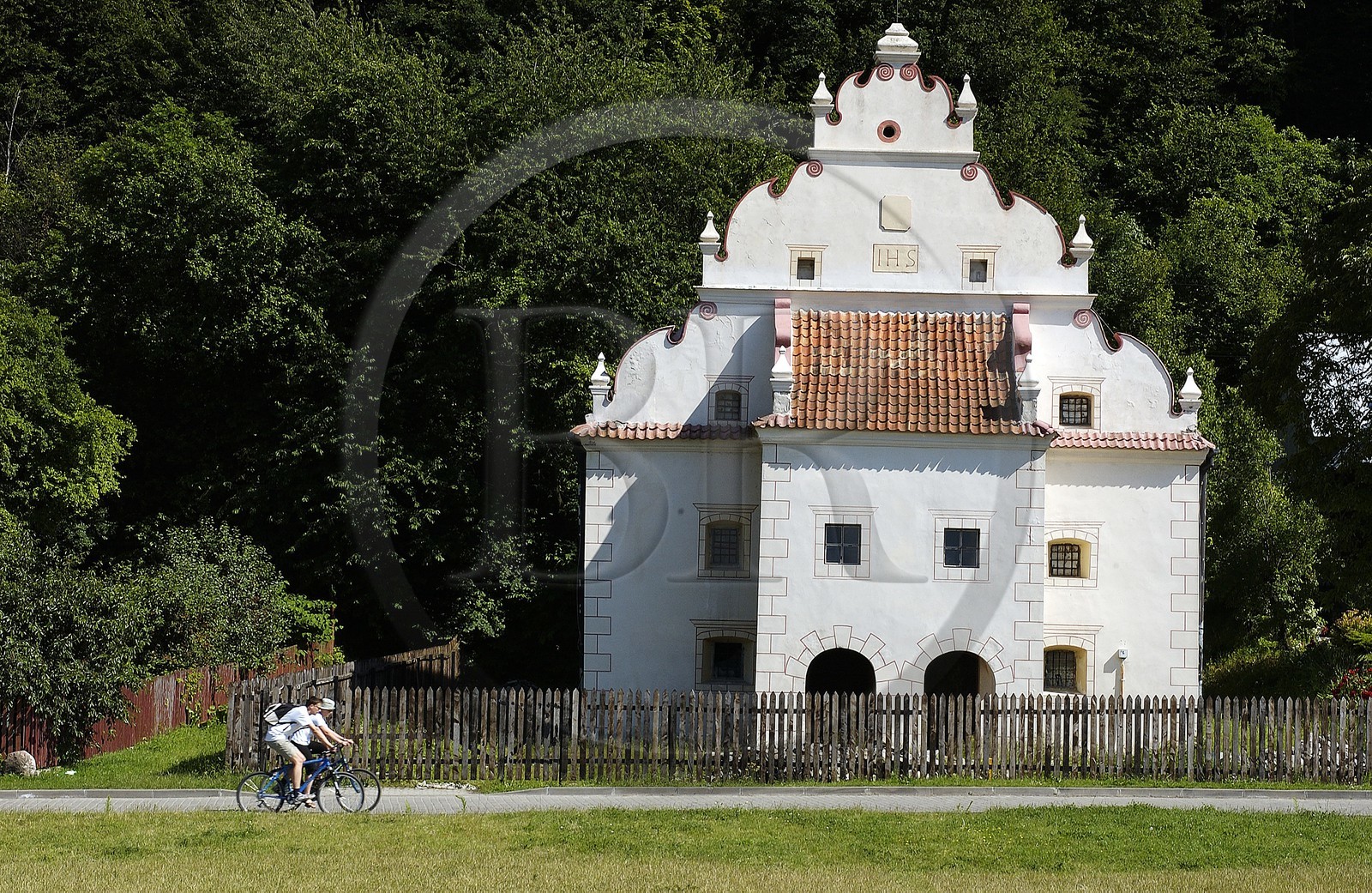 Pologne, région de Lublin, ville de Kazimierz Dolny, anciens greniers en bordure de la rivière Vistule