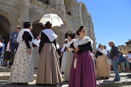 France, Bouches-du-Rhône (13), Arles, la course camarguaise de la Cocarde d'Or aux Arènes, amphithéâtre romain de 80-90 après JC, classé Patrimoine Mondial de l'UNESCO, arlésiennes en costume traditionnel