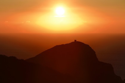 France, Corse-du-Sud (2A), Golfe de Porto, classé Patrimoine Mondial de l'UNESCO, le Capo Rosso et la Tour Génoise de Turghiu (Turghio) en arrière plan