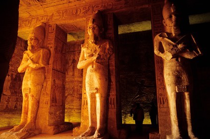 Egypte, Nubie, Abou Simbel, site classé Patrimoine Mondial de l' UNESCO, temple de Ramsès II, piliers osiriaques à l'effigie de Ramsès II soutenant le Pronaos (salle hypostyle)