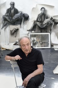 France, Ivry-sur-Seine (94), l'artiste plasticien Ernest Pignon-Ernest dans son atelier