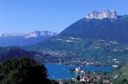 France, Haute-Savoie (74), Duingt, le village depuis les hauteurs du lac d'Annecy