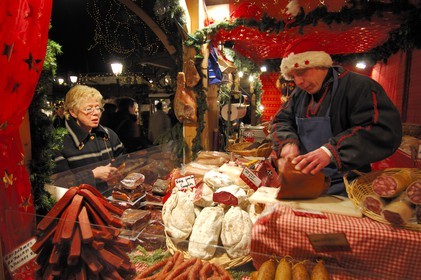 France, Haut Rhin (68), Colmar, vente de charcuteries dans un des Marchés de Noel
