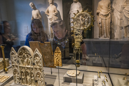 France, Paris (75), Musée de Cluny - Musée national du Moyen-Age, crosseron en ivoire d'éléphant 2e quart du XIVe siècle (crucifixion sur une face)