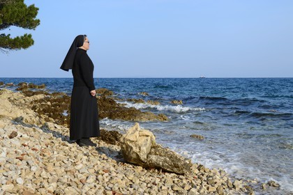 Croatie, Dalmatie, côte dalmate, Ile d’Ugljan, couvent franciscain Saint-Jérôme de la congrégation des Filles de la Miséricorde, sœur Theresija aime contempler la mer dans ses moments libres