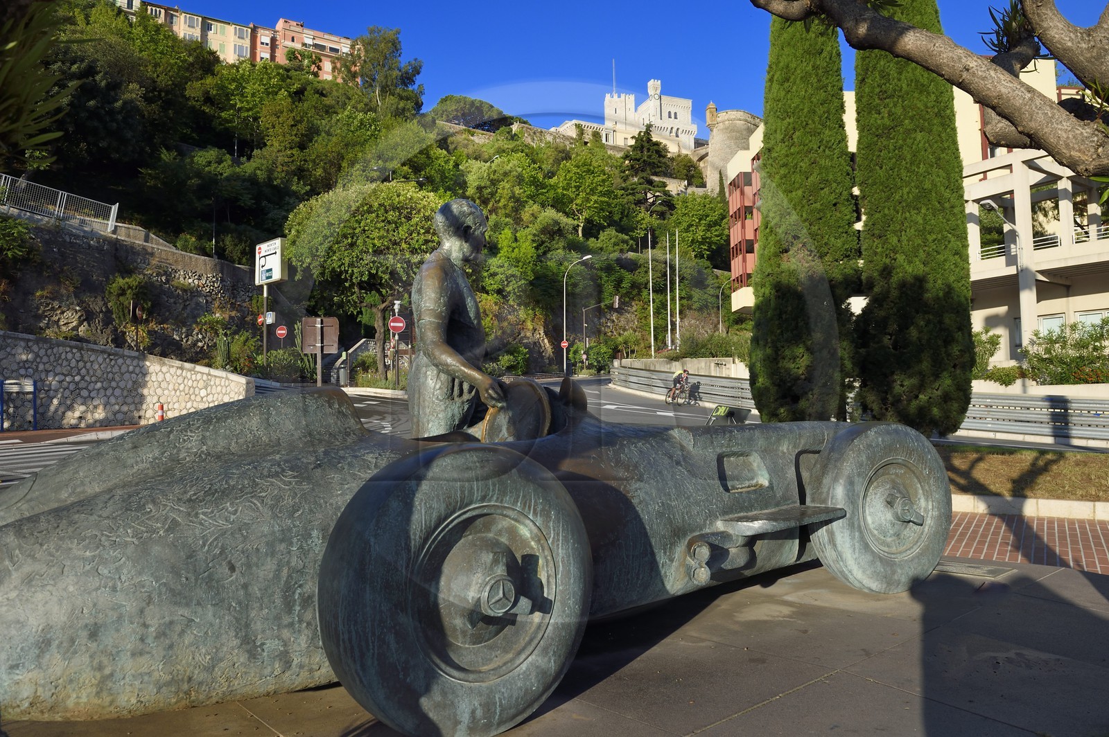 Principauté de Monaco, Monaco, sculpture de Juan Manuel Fangio by Catalan artist Joaquim Ros Sabaté sur le port et le palais princier sur le Rocher