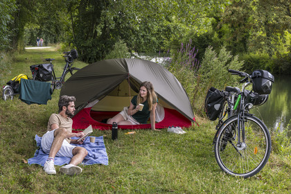 France, Deux-Sèvres (79), le Marais Poitevin, la Venise Verte, Magné, randonnée à bicyclette, campement pour la nuit le long de la Sèvre Niortaise