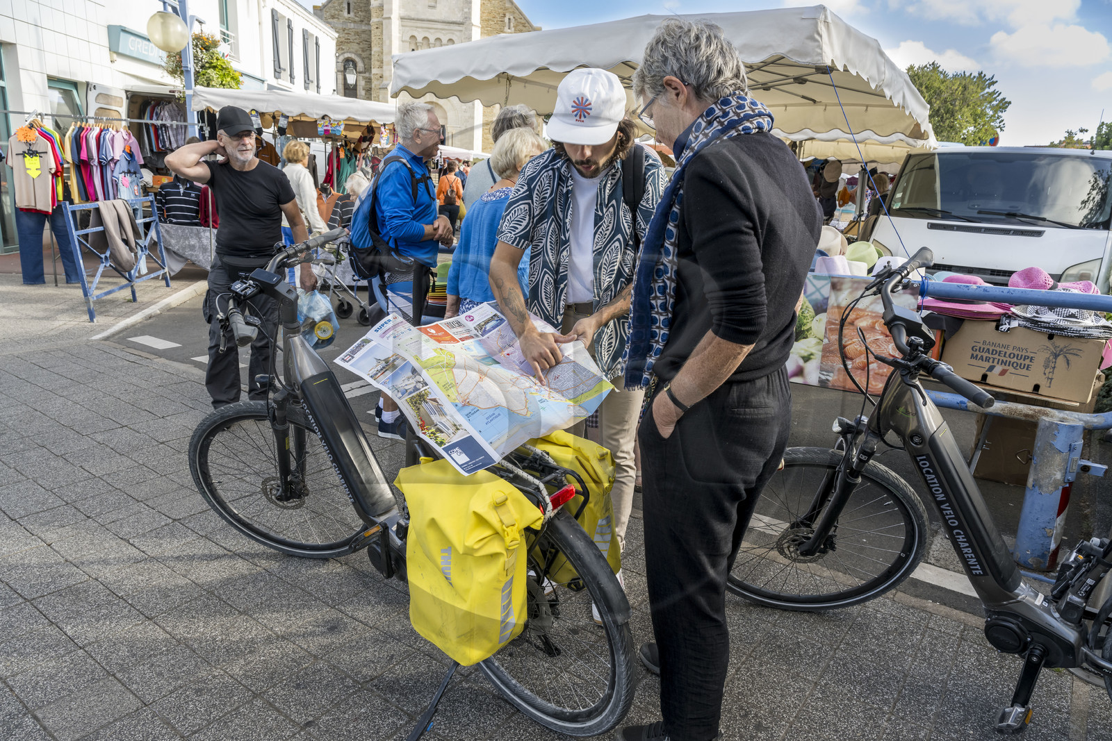 France, Vendée (85), Saint-Gilles-Croix-de-Vie, lecture de la carte pour les cyclistes sur le marché côté Croix-de-Vie