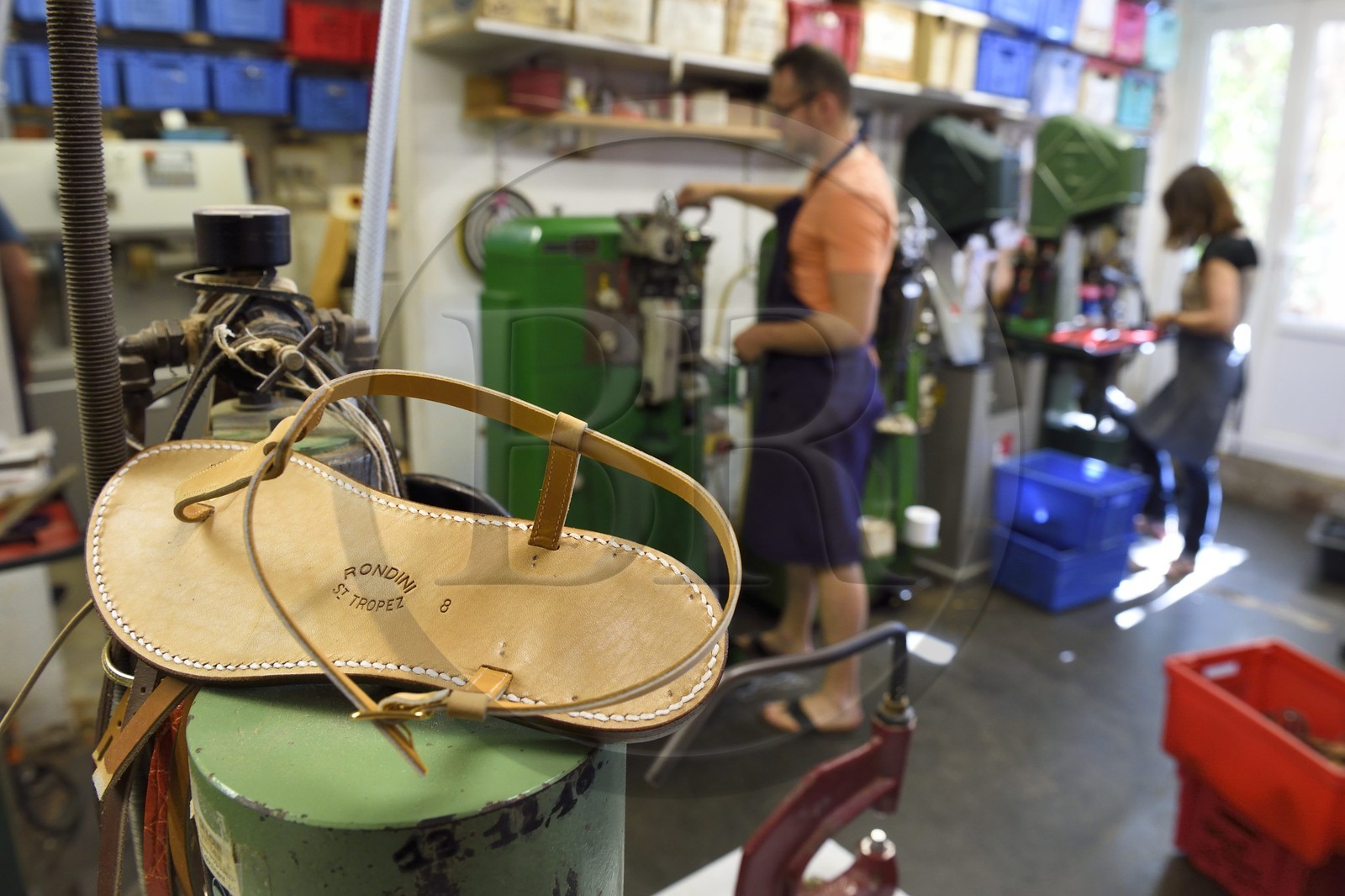 France, Var (83), Saint-Tropez, fabrication des Sandales Tropéziennes (les sandales Rondini)