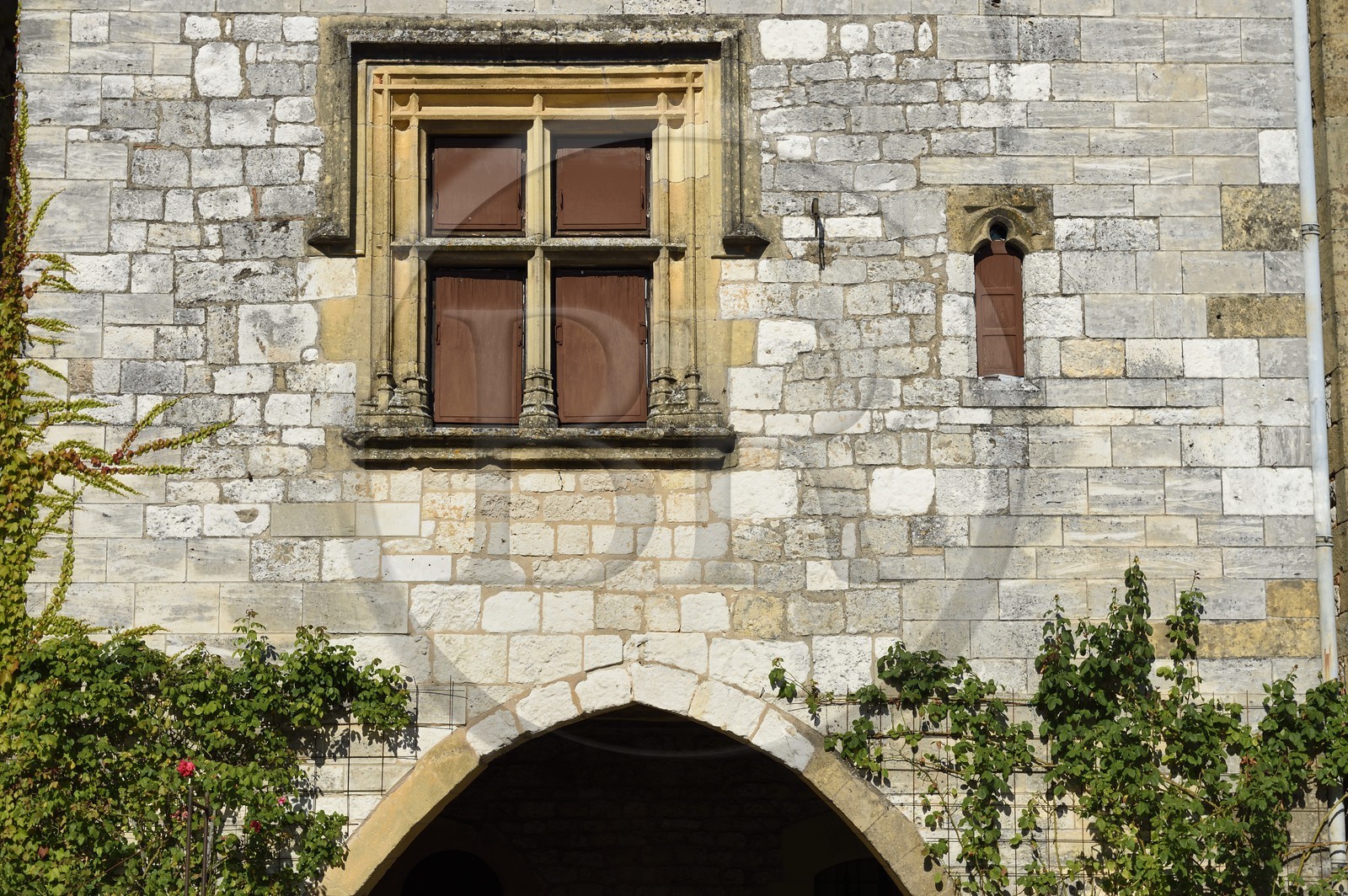France, Dordogne (24), Périgord Pourpre, Monpazier, labellisé Les Plus Beaux Villages de France, détail de facade sur la place des Cornières dans la bastide, fenetre à meneaux