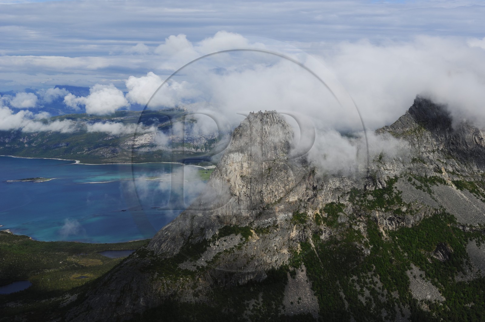 Norvège, Troms, la côte ouest du continent face aux Iles Lofoten (vue aérienne)