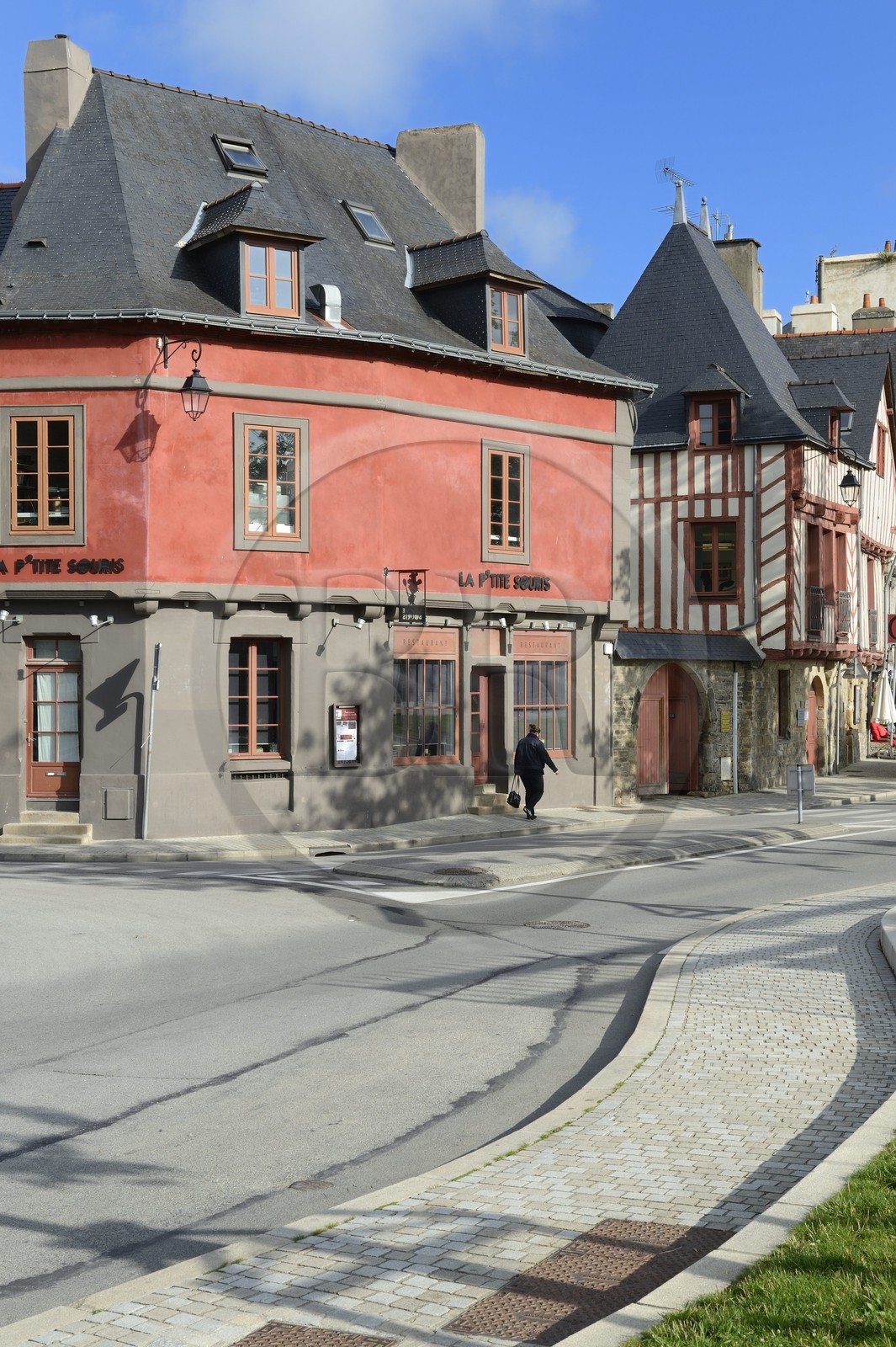 France, Morbihan (56), Golfe du Morbihan, Vannes, le quai Eric Tabarly sur le port de plaisance, maisons à colombages