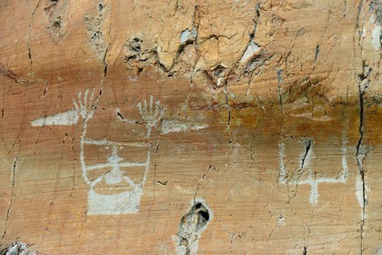 France, Alpes-Maritimes (06), parc national du Mercantour, vallée des Merveilles parsemée de milliers de gravures rupestres de l'Age de bronze, figure anthropomorphe gravée sur la roche dite du Sorcier sur les dalles de schiste jaune des chiappes