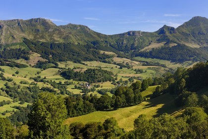 France, Cantal (15), monts du Cantal, Parc Naturel Régional des Volcans d' Auvergne, la vallée de la Jordanne vers Mandaille-Saint-Julien