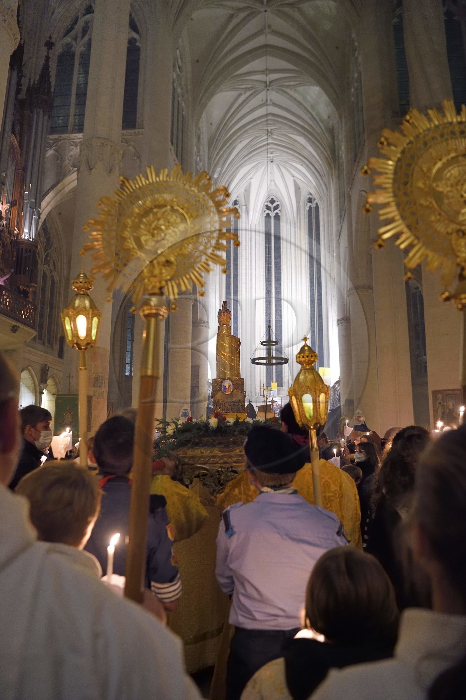 France, Meurthe-et-Moselle (54), Saint-Nicolas-de-Port, basilique de Saint Nicolas, procession aux flambeaux qui est fêtée depuis 1245 à l'occasion de la Saint-Nicolas, la relique du dextre bénissante de saint Nicolas (selon la tradition il s'agit de l'os d'une phalange de la main droite de l'évêque) qui est conservée dans un bras reliquaire de la fin du XIXème siècle en argent, or, émaux et diamants