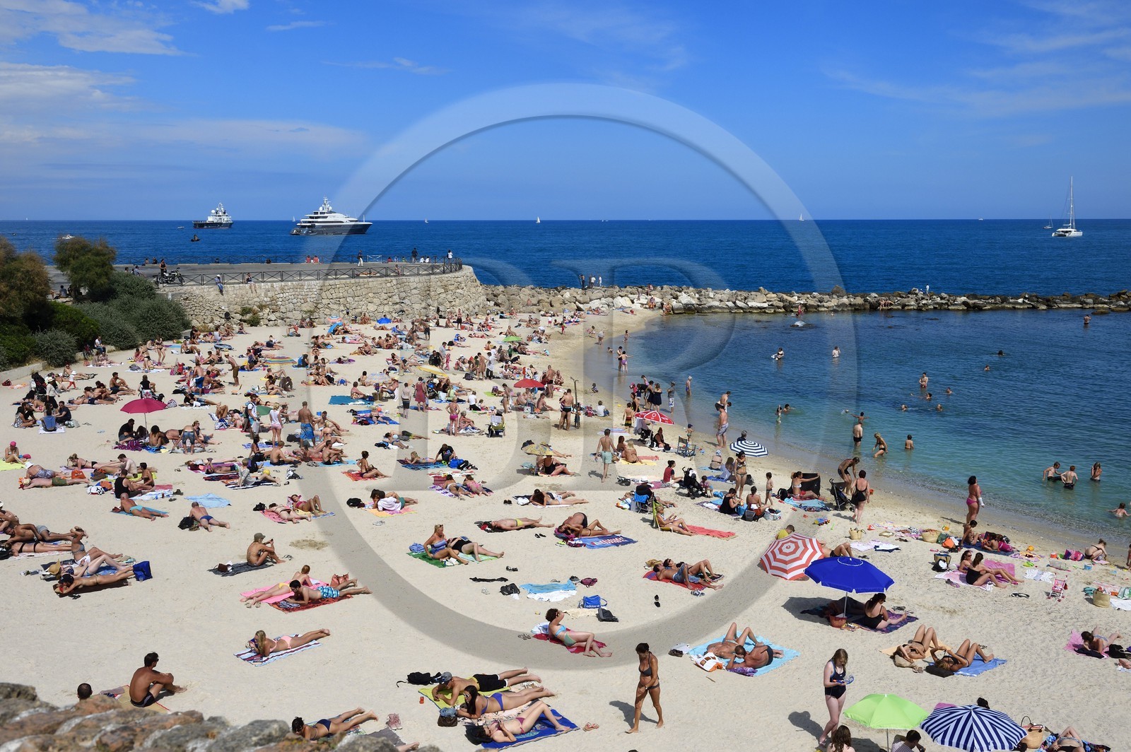 France, Alpes-Maritimes (06), Antibes, plage de la Gravette nichée dans les remparts de la vieille ville