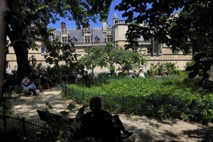 France, Paris (75), musée du Moyen-Age, ancien hôtel de Cluny depuis le square de la rue des Ecoles