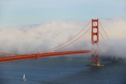 Etats-Unis, Californie, San Francisco, le pont du Golden Gate Bridge émergeant de la brume