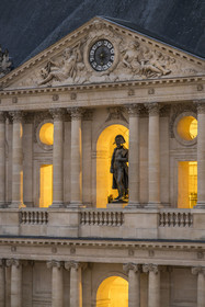 France, Paris (75), Hotel des Invalides, Musée de l'Armée, statue de Napoléon Ier en petit caporal de Charles Émile Seurre qui domine la cour d'Honneur