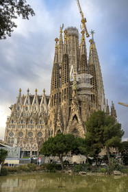 Espagne, Catalogne, Barcelone, quartier de l'Eixample, basilique de la Sagrada Familia de l'architecte du modernisme catalan Antoni Gaudi classée Patrimoine Mondial de l'UNESCO, façade de la Nativité et le cyprès symbolisant l'Arbre de la Vie