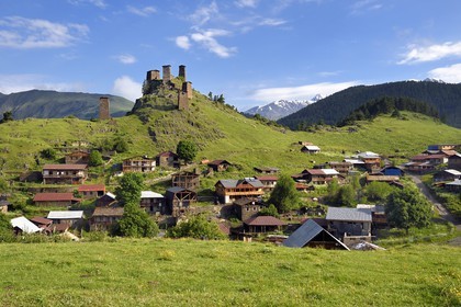 Géorgie, Kakheti, Parc national de Touchétie, Omalo, la forteresse de Keselo de Zemo (haut) Omalo a servi de refuge aux habitants en temps de guerre, tours fortifiées médiévales