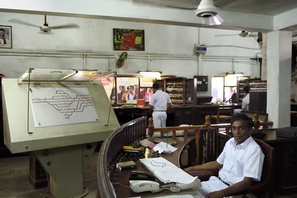 Sri Lanka, Colombo, centre de commande de la gare centrale du Fort et les guichets en arrière plan