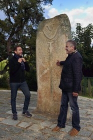 France, Corse-du-Sud (2A), site préhistorique de Filitosa, statue menhir appelée Filitosa V représentant des personnages armés, les 2 Daniel fils et petit- fils de l'inventeur Charles-Antoine Cesari
