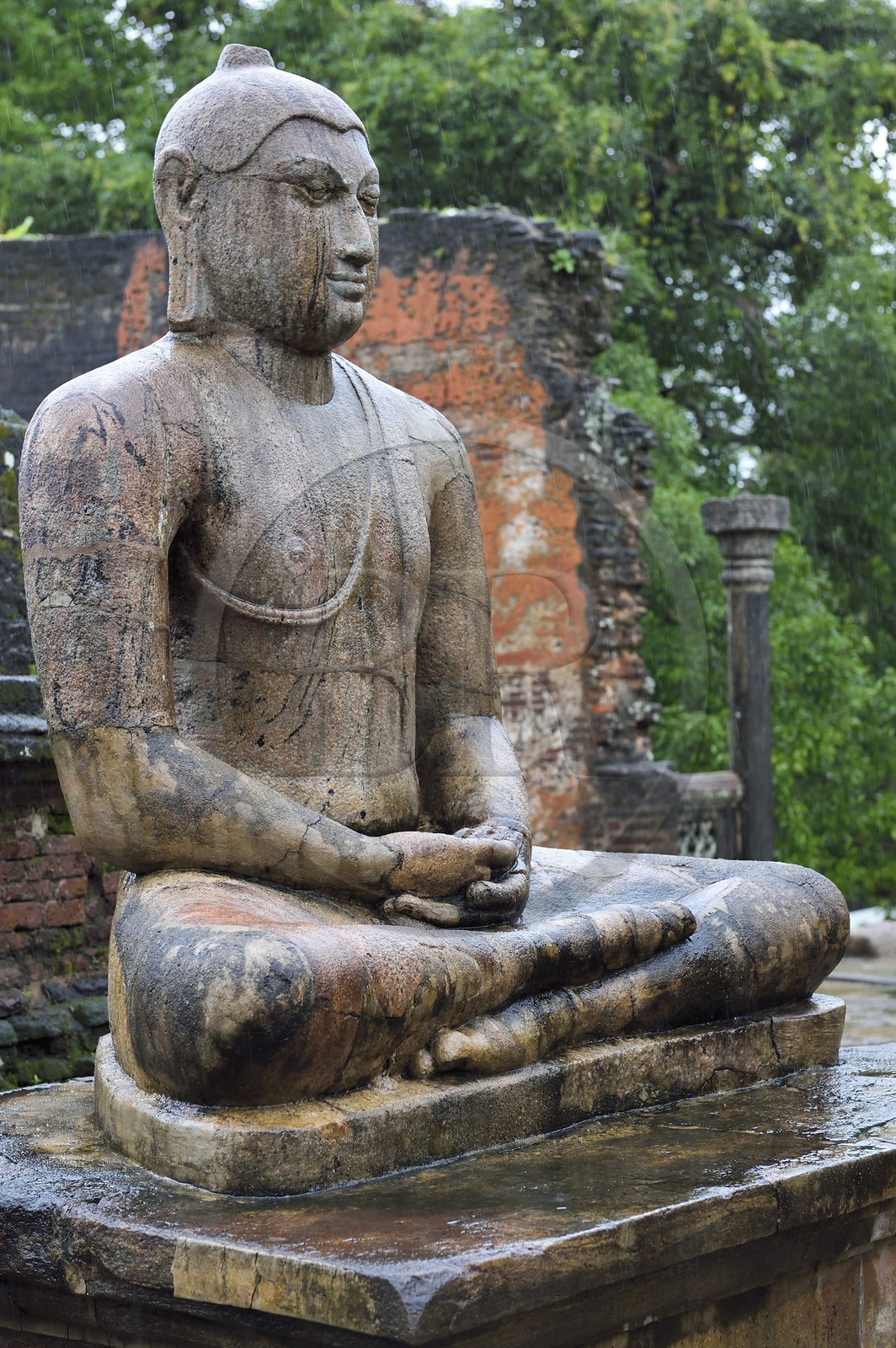Sri Lanka, province du Centre-Nord, Polonnaruwa, l'ancienne capital du pays (XIe au XIIIe siècle) est classée au Patrimoine Mondial de l'UNESCO, terrasse de la relique de la dent, Vatadage (chambre des reliques) avec sa statue de Bouddha