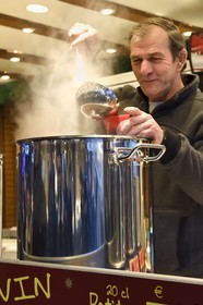 France, Bas-Rhin (67), Strasbourg, vieille ville classée Patrimoine Mondial de l'UNESCO, marché de Noël (Christkindelsmarik) de la place Broglie, stand de vin chaud