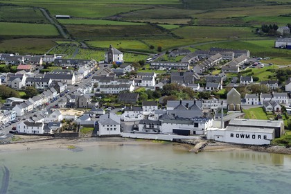 Royaume-Uni, Ecosse, Hébrides intérieures, Ile de Islay, Bowmore, la distillerie de whisky Bowmore sur la rive orientale du Loch Indaal et  la rue principale aboutissant à l'église ronde qui a été construit dans une forme circulaire pour empêcher le diable de se cacher dans un coin(vue aérienne)