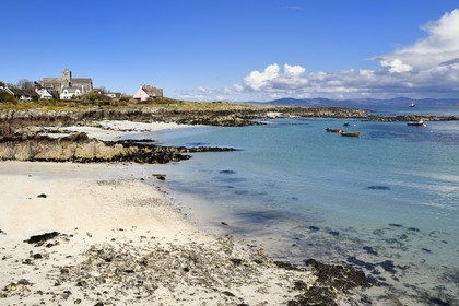 Royaume-Uni, Ecosse, Highland, Hébrides intérieures, Ile de Iona face à l'Ile de Mull, abbaye d'Iona en bordure de mer