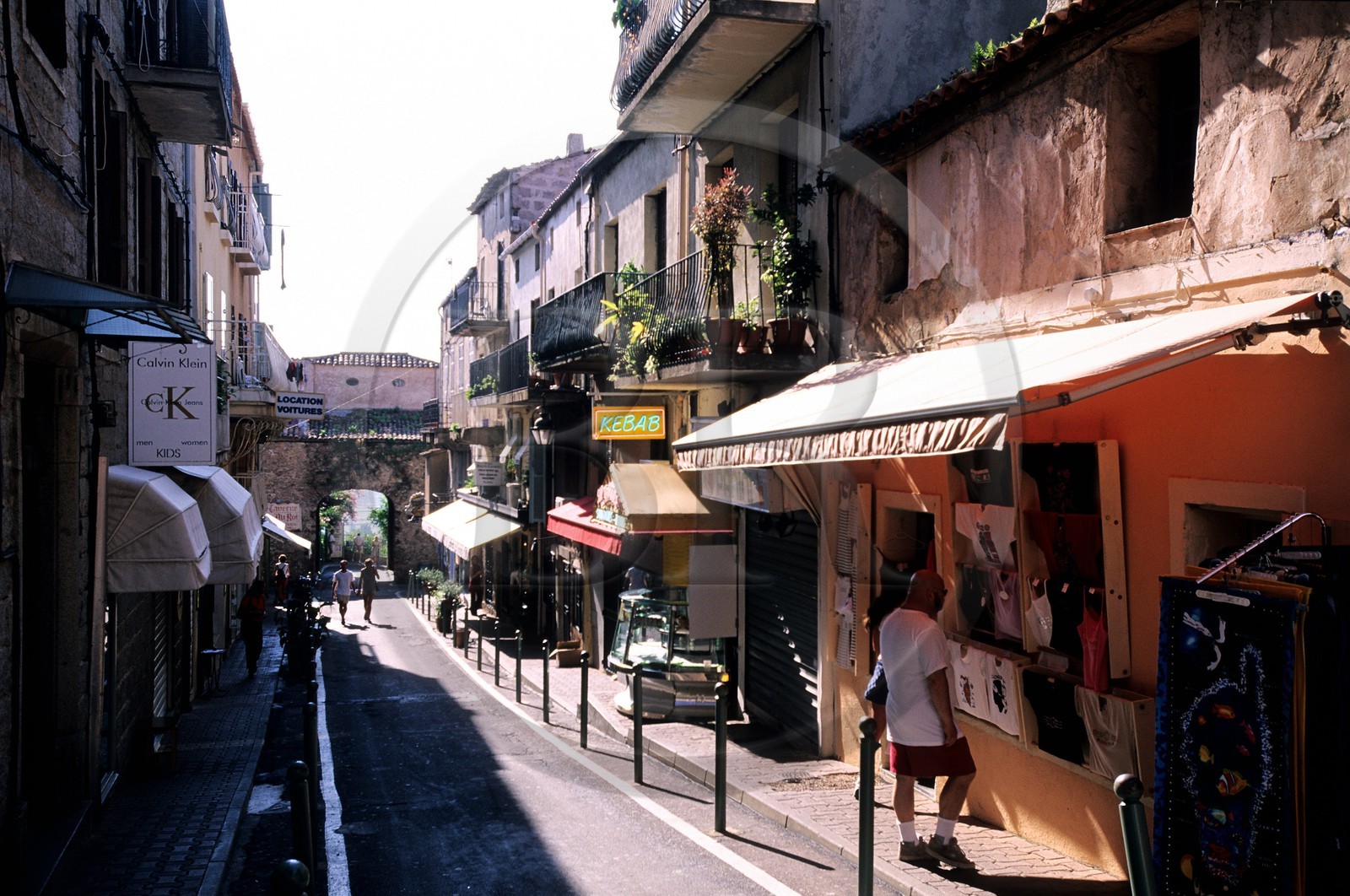 France, Corse-du-Sud (2A), Porto Vecchio, vieille ville, ruelle débouchant sur la porte génoise