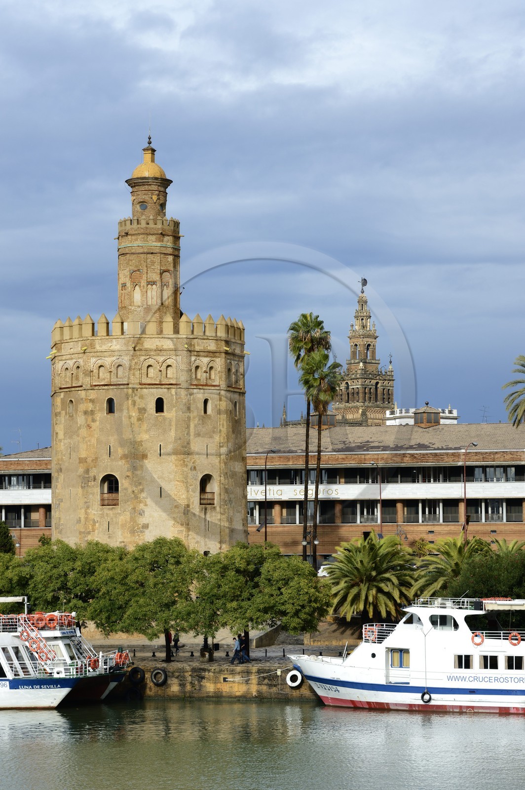 Espagne, Andalousie, Séville, en bordure du fleuve Guadalquivir, la Tour de l'Or (Torre del Oro), ancienne tour d'observation militaire construite au début du XIIIe siècle reconvertie en musée maritime