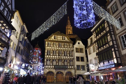 France, Bas-Rhin (67), Strasbourg, vieille ville classée au Patrimoine Mondial de l'UNESCO, place du Cochon de lait, maisons à colombages, cathédrale, illuminations de Noël