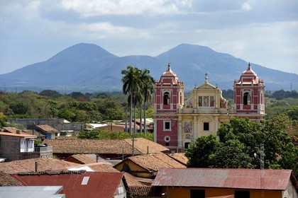 Nicaragua, Leon, Iglesia Dulce Nombre de Jesus El Calvario du XVIIIème siècle et le volcan Motombo de la chaine de volcans de la cordillère des Maribios (ou Marrabios) en arrière plan