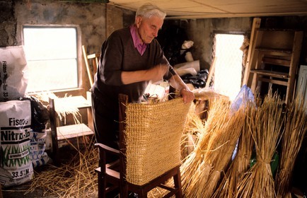 Royaume-Uni, Ecosse, îles Orcades, artisan menuisier fabricant la chaise à dossier relevé en paille, typique des orcades