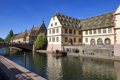 France, Bas-Rhin (67), Strasbourg, vieille ville classée Patrimoine Mondial de l'UNESCO, les bords de l'ill, l'Ancienne Douane à gauche et le Musée Historique (ancienne Grande Boucherie) à droite