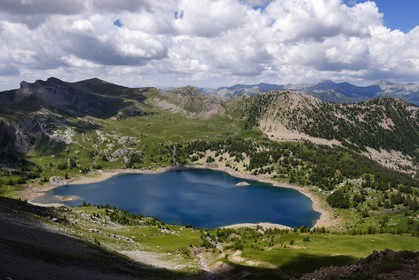 France, Alpes-de-Haute-Provence (04), Uvernet-Fours, parc national du Mercantour, vallée de l'Ubaye, sentier de randonnée du circuit des lacs du col de la Cayolle, le lac d'Allos et la vallée du Verdon en arrière plan