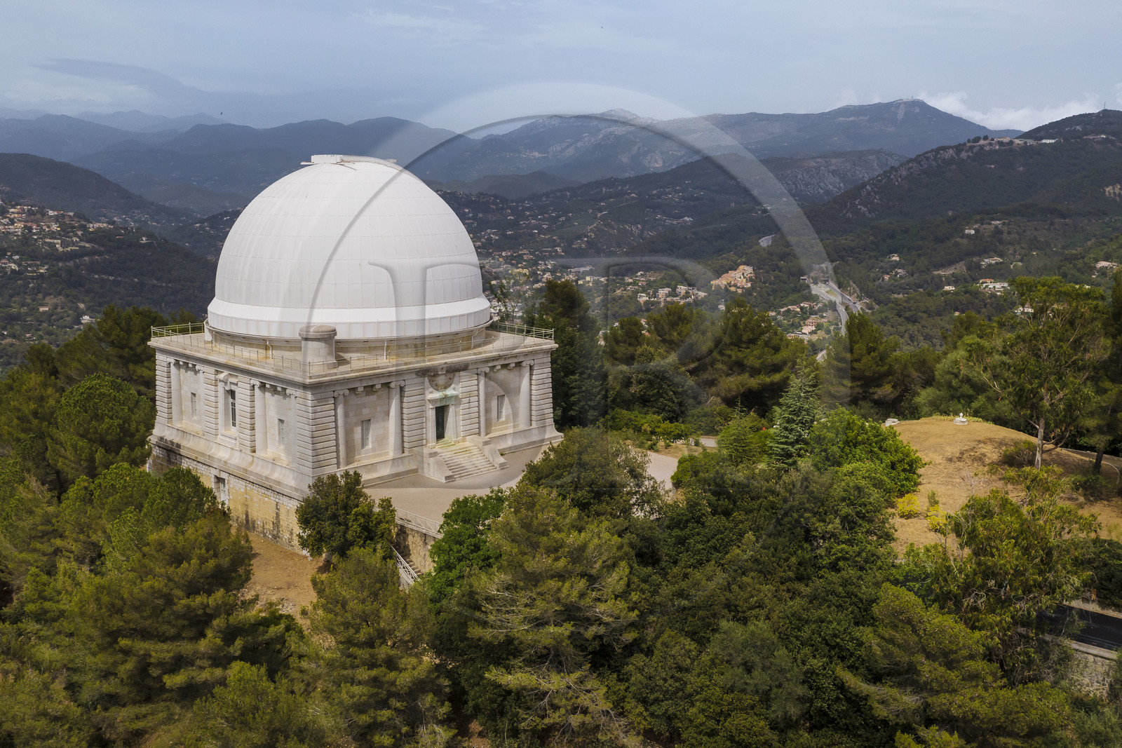 France, Alpes-Maritimes (06), Nice, le Mont Gros, l'observatoire conçu par l'architecte Charles Garnier, la coupole Bischoffsheim est réalisée par l'ingénieur Gustave Eiffel, la lunette astronomique équipant le Grand Equatorial, longue de 18 mètres, avec une lentille de 76 cm de diamètre (vue aérienne)